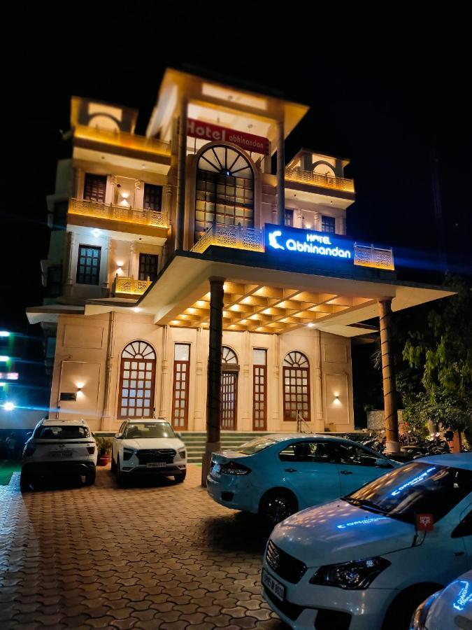 Hotel Abhinandan Mathura Exterior photo
